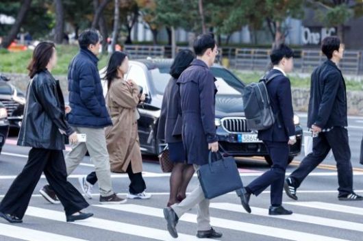 지난해 11월 서울 여의도 버스환승센터에서 직장인들이 두꺼운 외투를 입고 출근길에 오르고 있다.