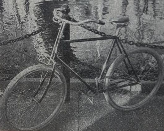 군산 선교 기념탑 뒤에 전킨 선교사가 1894년 가져온 램블러 자전거 그림이 전시됐다. 서믿음 기자