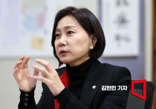 '공무원들의 보고' 탓에 현장에 가지 않고 있다는 이 의원에 허 전 대표는 "국회의원이 현장에서 보고받는 것이 왜 문제가 되느냐. 책임이 불편하면 조용히라도 다녀오는 게 맞다"며 "국민이 삶을 잃고 있는 재난 한복판에서 그는 또다시 '책임' 대신 '회피'를, '공감' 대신 '말장난'을 택했다"고 비난했다. 김현민 기자 kimhyun81@