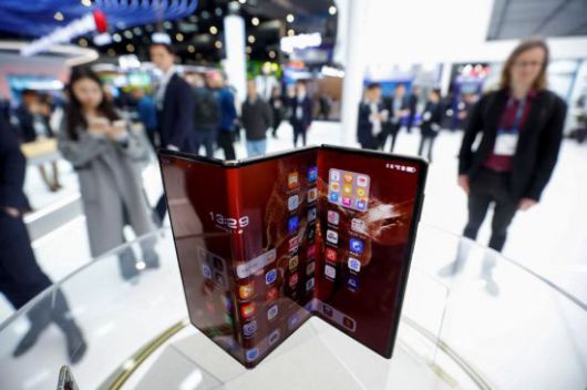 화웨이가 2025 MWC 행사에서 선보인 두번 접히는 스마트폰. 로이터연합뉴스