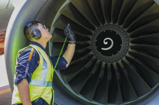 제주항공 직원이 항공기 엔진을 점검하고 있다. 제주항공 제공