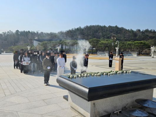 2일 5·18민주묘지에 도착한 광주동산초 학생들이 헌화 참배하고 있다. 광주교육청 제공