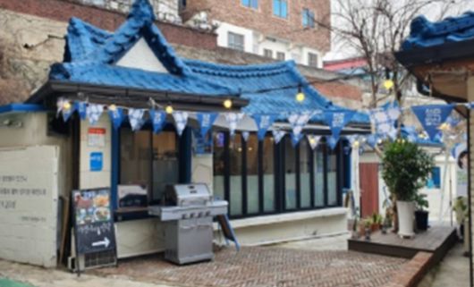 광주 서구 발산창조 문화마을 한 낡은 주택이 새뜰마을사업을 통해 '청춘빌리지'로 재탄생한 모습. 노후 주택을 수리하고 마을 커뮤니티 공간으로 탈바꿈시켰다. 국토교통부 제공