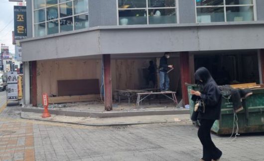 3일 오후  광주 동구 충장로 일대 한 폐업한 점포에서 인부들이 인테리어를 정리하고 있다. 민찬기 기자