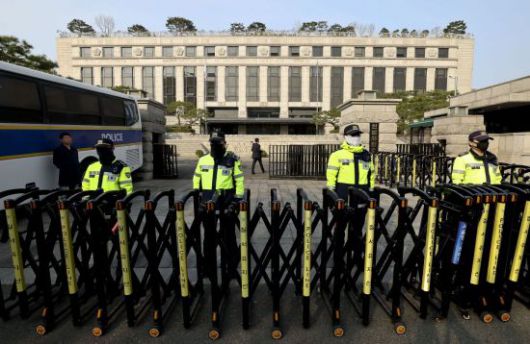 윤석열 대통령 탄핵 심판 선고일인 4일 오전 서울 종로구 헌법재판소 정문에서 경찰 병력이 출입을 통제하고 있다.