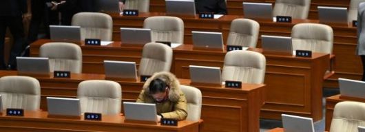 14일 국회 본회의장에서 대통령(윤석열)탄핵소추안이 가결된 뒤 김상욱 국민의힘 의원이 자당의원들이 모두 퇴장한 가운데 홀로 본회의장 자리를 지키고 있다. 김현민 기자