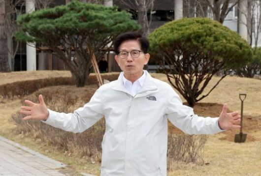 김문수 고용노동부 장관이 5일 기자회견에서 조기 대선 출마에 대해 언급했다. 연합뉴스