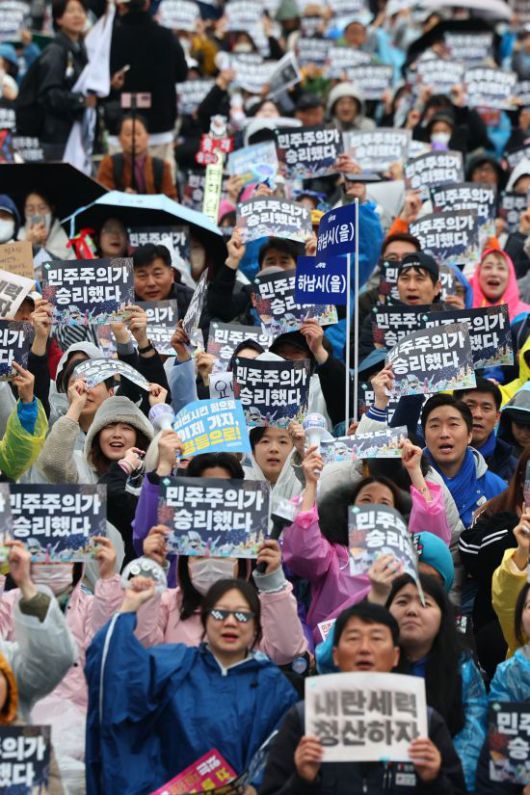 5일 서울 종로구 광화문 앞에서 윤석열 즉각퇴진·사회대개혁 비상행동 주최로 '승리의날 범시민대행진' 집회가 열리고 있다. 연합뉴스