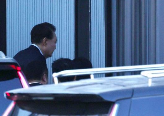 윤석열 대통령 2차 체포영장 집행이 진행된 15일 과천청사 공수처 청사로 윤 대통령이 출석하고 있다. 윤동주 기자