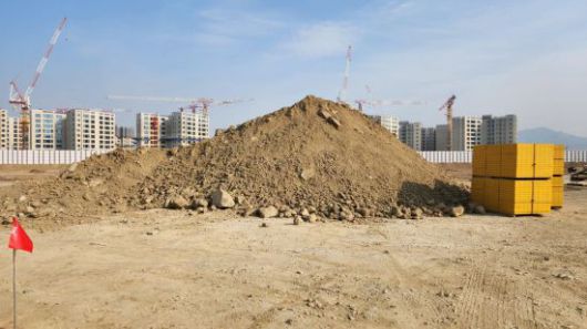 방진덮개를 설치하지 않고 토사를 야적해 비산먼지를 발생시키는 공사장. 부산시 제공.