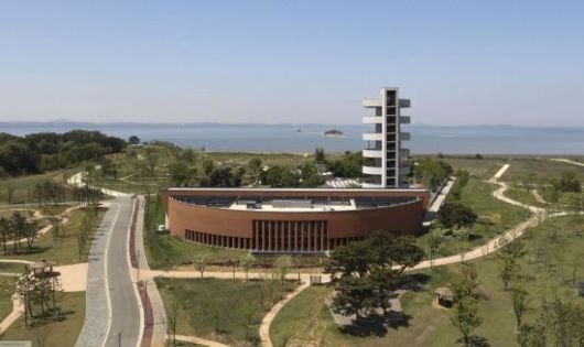 21일 개관하는 화성 '매향리평화기념관' 전경. 폭격의 고통을 넘어 평화와 희망의 메시지를 담아 냈다. 화성시 제공