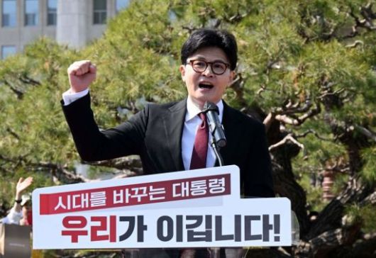 한동훈 국민의힘 전 대표가 10일 국회 분수대 앞에서 대선 출마 선언을 하고 있다. 김현민 기자