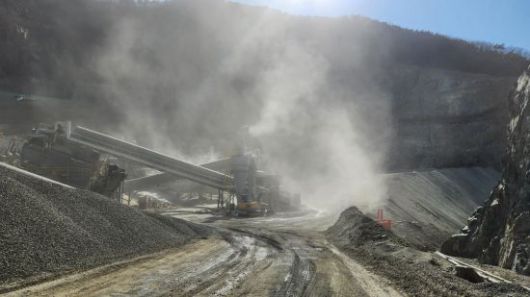 골재 생산 과정에서 파쇄 및 선별시설을 설치·운영하면서 비산먼지를 다량 배출한 사업장. 부산시 제공.