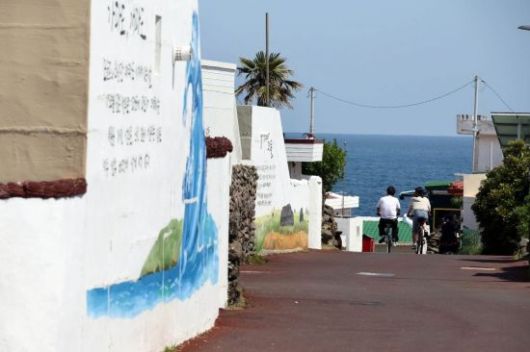 여행객들이 자전거를 타고 마을을 돌고 있다