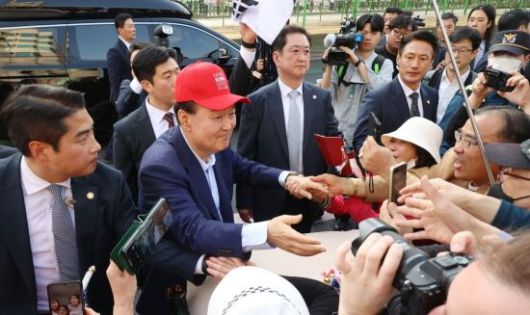 윤석열 전 대통령이 11일 서울 용산구 한남동 대통령 관저를 떠나 서초동 사저로 이동하며 지지자들과 인사를 하고 있다. 2025.04.11 윤동주 기자
