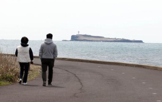해안길을 따라 걷는 여행길 앞으로 마라도가 보인다
