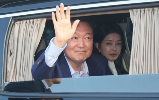 윤석열 전 대통령이 11일 서울 용산구 한남동 대통령 관저를 떠나 서초동 사저로 이동하며 지지자들과 인사를 하고 있다. 2025.04.11 윤동주 기자