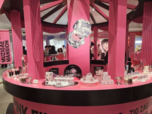 팝업스토어 내 '무지개맨션' 브랜드 부스. 지그재그 단독 상품인 '원앤온라 섀도우 멜팅제로'의 '지그핑크' 색상이 진열돼 있다. 사진=박재현 기자