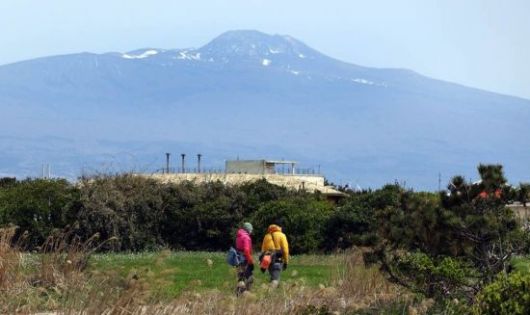 외국인 여행객이 가파도 올레길을 걷고 있다