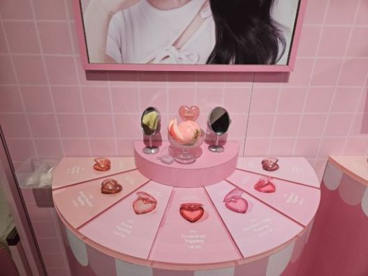 팝업스토어 내 '릴리바이레드' 브랜드 부스에 지그재그 단독 상품 '러브빔샤벳치크'가 진열돼 있다. 사진=박재현 기자