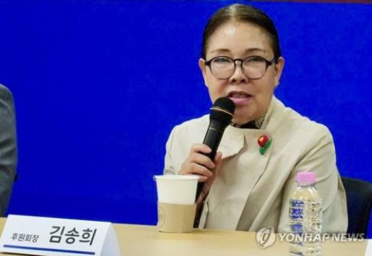 12일 서울 용산빌딩에서 열린 21대 대통령 선거 예비후보 이재명 후원식 출범식에서 12·3 비상계엄 당시 국회를 지키기 위해 상경한 김송희씨가 신임 후원회장으로 임명된 후 발언하고 있다. 연합뉴스