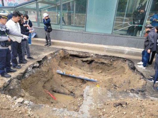 싱크홀이 발생한 애오개역 부근 현장. 사진 주민 제공