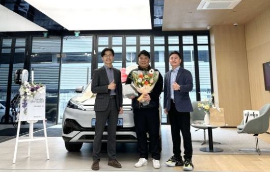 BYD코리아가 첫 국내 승용 모델인 BYD '아토 3' 고객 인도를 14일부터 시작한다고 밝혔다. BYD 강서전시장에서 이 전시장 1호 고객과 인도식을 진행했다. BYD코리아