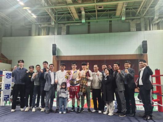 이우민 선수가 지난 13일 아시아챔피언 1차 방어에 성공한 직후 기념사진을 찍고 있다. 영광군 제공