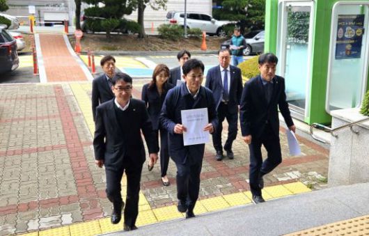 더불어민주당 경남 창원특례시의원단이 조명래 제2부시장에 대한 검찰 기소 촉구 의견서를 내러 창원지방검찰청 민원실로 들어가고 있다. 이세령 기자