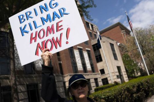 한 시민이 미국 워싱턴 DC의 엘살바도르 대사관 밖에서 트럼프 대통령이 불법 입국을 이유로 미국에서 추방된 사람들을 엘살바도르 테러범수용센터(CECOT)에 수감하는 것을 반대하고 있다. AP연합뉴스