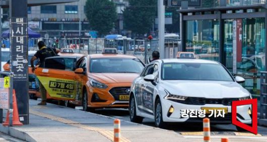 서울역 인근에서 승객이 택시에서 하차하고 있다. 기사 내용과 무관. 강진형 기자