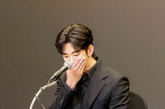 최근 불거진 사생활 논란에 대해 침묵을 지켜왔던 배우 김수현이 지난달 31일 서울 마포구 스탠포드호텔에서 입장발표를 하고 있다. 강진형 기자