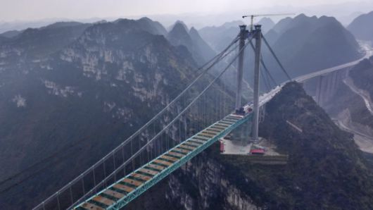 중국 남서부 구이저우성서 공사 중인 대교 모습. 게티이미지