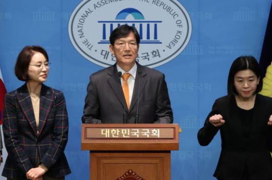 함익병 개혁신당 선거관리위원장이 18일 서울 여의도 국회 소통관에서 조기 대선의 개혁신당 대선 후보로 이준석 의원을 선출한 투표결과를 설명하고 있다. 연합뉴스