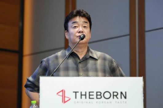 백종원 더본코리아 대표이사가 지난해 10월 28일 오후 서울 영등포구 콘래드호텔에서 열린 더본코리아 기업설명회에 참석해 발표를 하고 있다. 강진형 기자