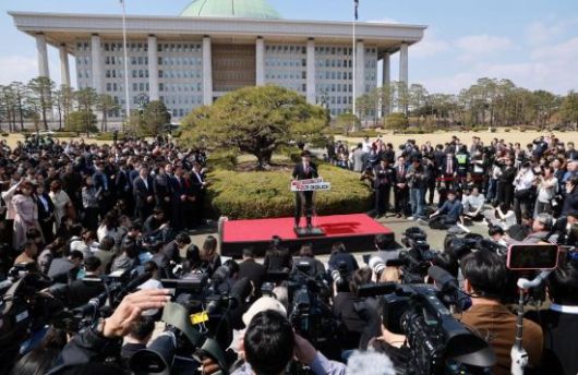 한동훈 국민의힘 전 대표가 10일 국회 분수대 앞에서 대선 출마 선언을 하고 있다. 김현민 기자