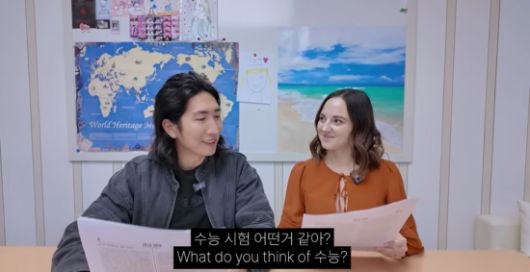 캘리쌤 부부가 캘리쌤 채널의 '수능영어, 미국 전교 1등이 풀면?' 콘텐츠 영상에 출연한 모습이다. 유튜브 화면 캡처.