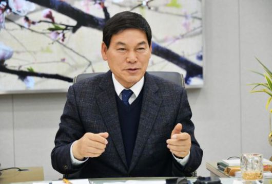 정철원 담양군수가 16일 군수 집무실에서 가진 아시아경제와의 인터뷰에서 향후 군정 방향 및 포부를 밝히고 있다. 담양군 제공