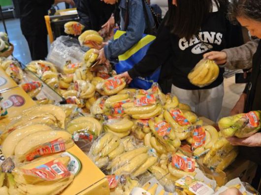 17일 이마트 푸드마켓 고덕점을 찾은 손님들이 신선식품 존에서 바나나를 고르고 있다. 사진=박재현 기자