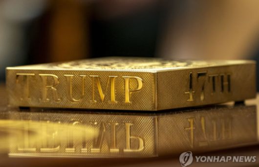 백악관 집무실에 놓인 황금색 컵받침대. EPA 연합뉴스