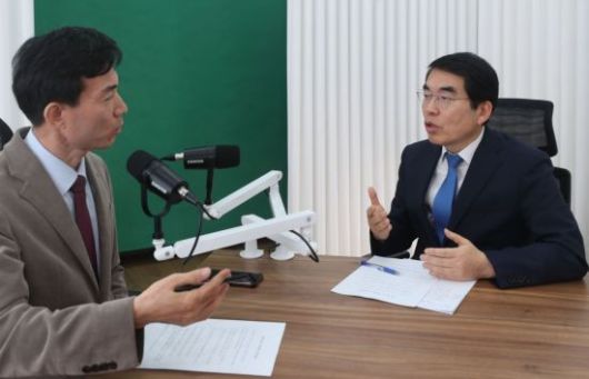 양기대 전 더불어민주당 의원이 아시아경제 본사에서 AK라디오에 출연, 소종섭 에디터와 대선정국에 대한 견해를 이야기하고 있다. 허영한 기자