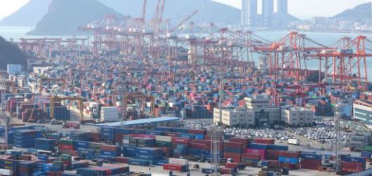 도널드 트럼프 미국 대통령이 캐나다, 멕시코, 중국에 대한 관세 부과로 한국도 트럼프 '관세 전쟁'의 영향권에 있다는 우려가 가시화하고 있다. 사진은 부산항 신선대부두에 수출입 화물이 쌓여있는 모습. 연합뉴스