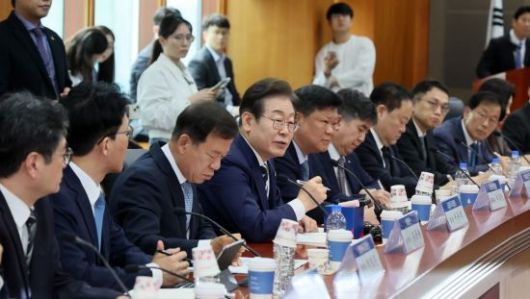 이재명 더불어민주당 대선 경선 후보가 21일 서울 여의도 금투협에서 열린 '자본시장 활성화를 위한 정책 간담회'에 참석, 모두 발언을 하고 있다. 이 후보는 이 자리에서 증권사 리서치센터장들을 만나 한국 증시 현황 및 평가 브리핑을 듣고 시장 선진화 방안에 대한 의견을 교환 했다. 2025.04.21 윤동주 기자