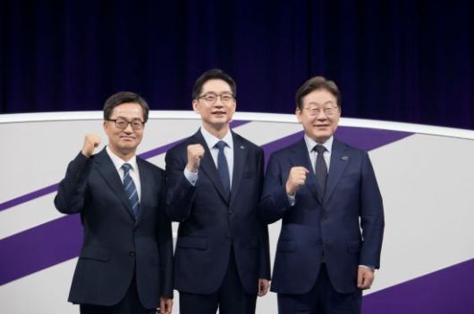 더불어민주당 충청권 첫 순회 대통령 후보 경선에서 이재명 후보가 88.15%라는 압도적 득표율로 1위를 차지했다. 이어 김동연 후보는 7.54%, 김경수 후보는 4.31%에 그쳤다. 국회사진기자단