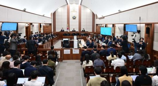 12·3 비상계엄을 선포해 내란 우두머리 혐의로 재판에 넘겨진 윤석열 전 대통령이 21일 오전 서울 서초구 서울중앙지법 417호 법정에 앉아 재판 시작을 기다리고 있다.  2025.04.21 사진공동취재단