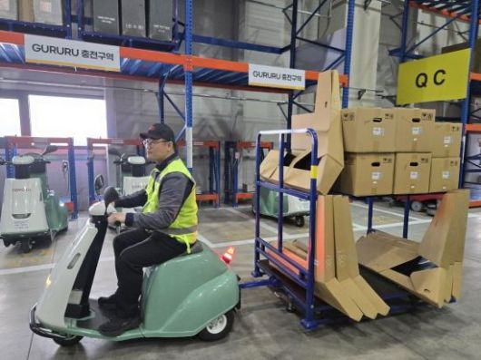 한국토요타 시흥 부품물류센터 직원이 무거운 부품을 전동운반장치 구루루에 실어 옮기고 있다. 노경조 기자