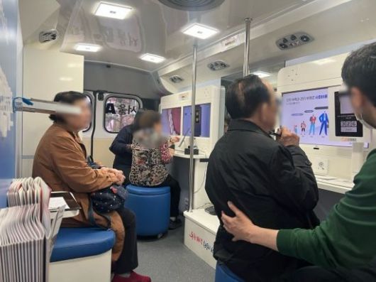 AI동행버스 안에서 구강, 시력 검사를 진행하고 있다. 이은서 기자