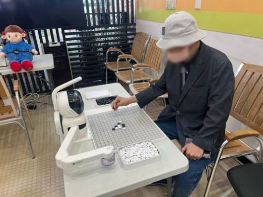 노인들이 바둑 로봇과 오목을 겨루고 있다. 이은서 기자