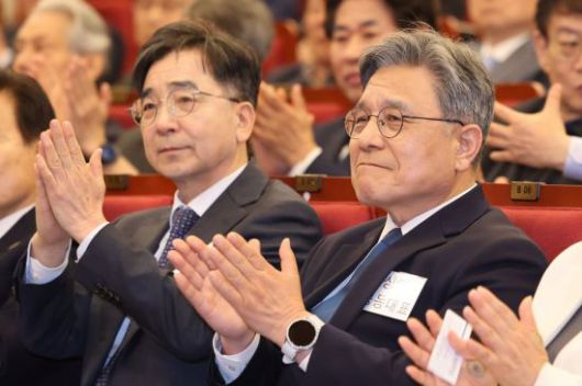 지난 16일 서울 여의도 국회도서관 대강당에서 열린 이재명 전 민주당 대표의 싱크탱크 '성장과 통합' 출범식에서 유종일(왼쪽)·허민 상임 공동대표가 박수하고 있다. 연합뉴스