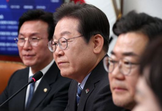 이재명 더불어민주당 전 대표(가운데)와 김민석 최고위원(왼쪽), 박찬대 당대표 직무대행 겸 원내대표. 김현민 기자